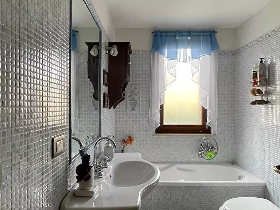 Immagine 28 di Casa trifamiliare in vendita  a Fiumicino