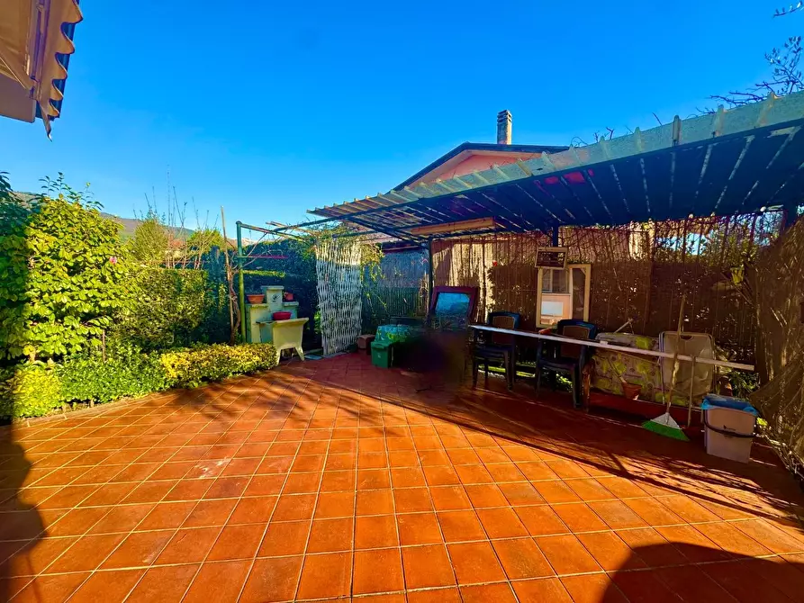 Immagine 2 di Casa bifamiliare in vendita  a Massa