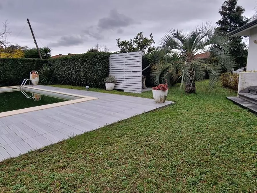Immagine 19 di Villa in vendita  a Massa