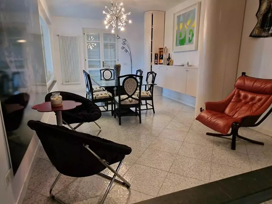 Immagine 31 di Villa in vendita  a Massa