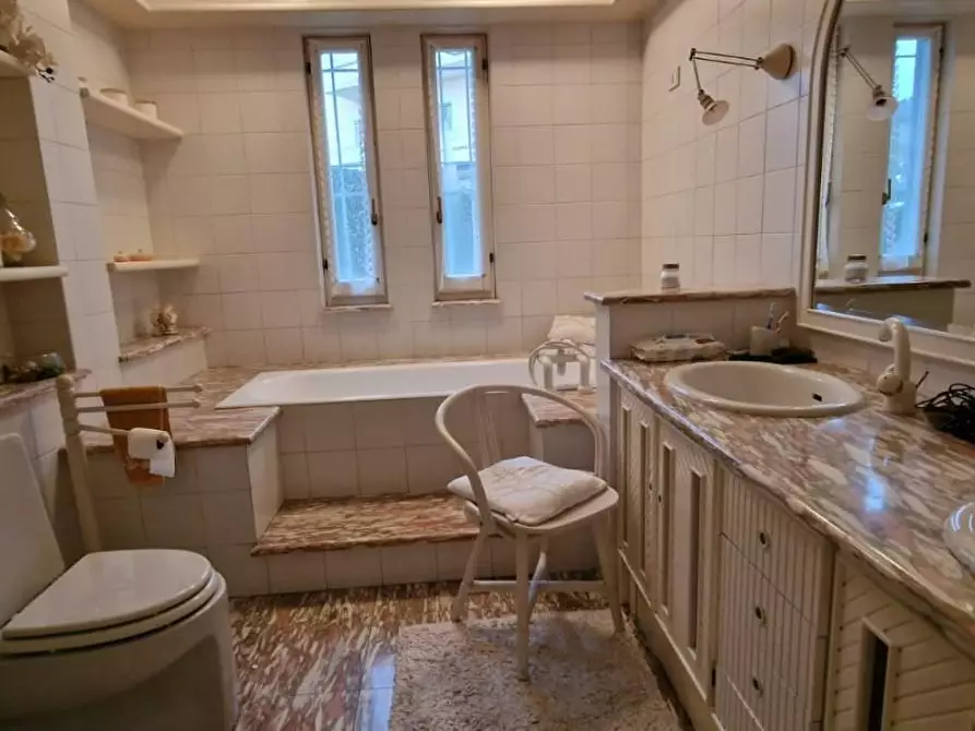 Immagine 12 di Villa in vendita  a Massa