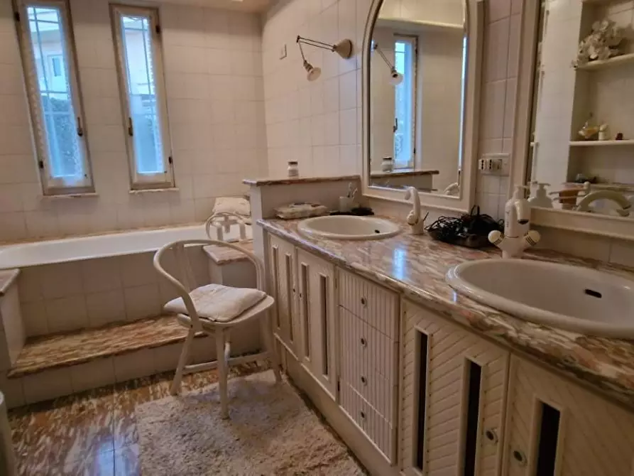 Immagine 11 di Villa in vendita  a Massa