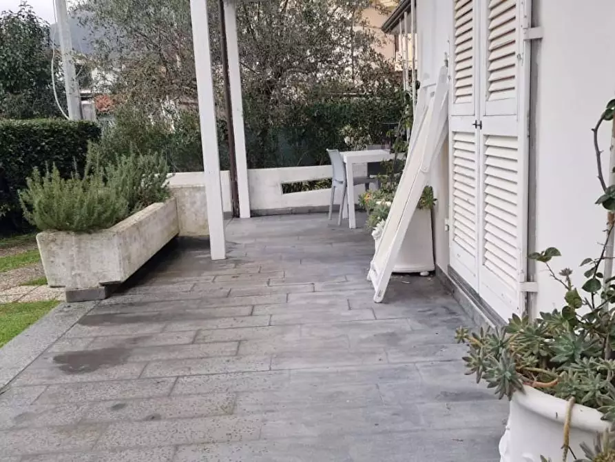 Immagine 5 di Villa in vendita  a Massa