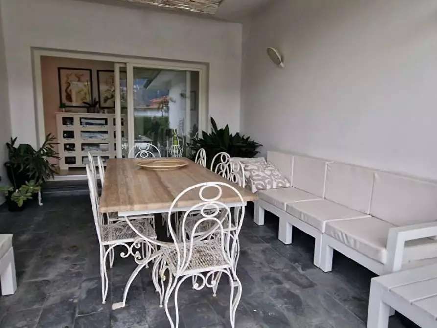 Immagine 17 di Villa in vendita  a Massa