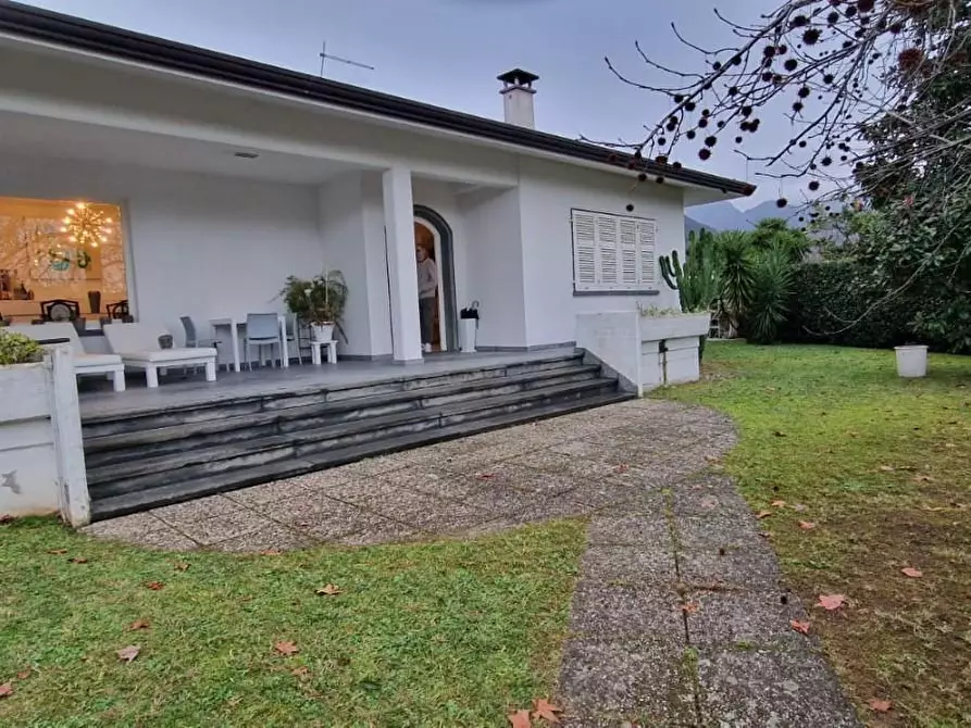 Immagine 3 di Villa in vendita  a Massa