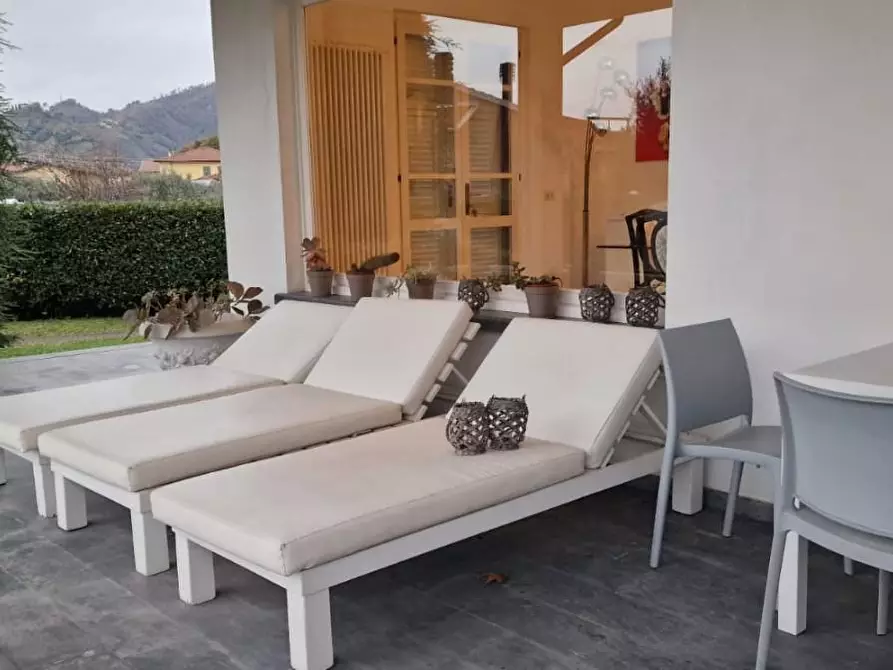 Immagine 8 di Villa in vendita  a Massa