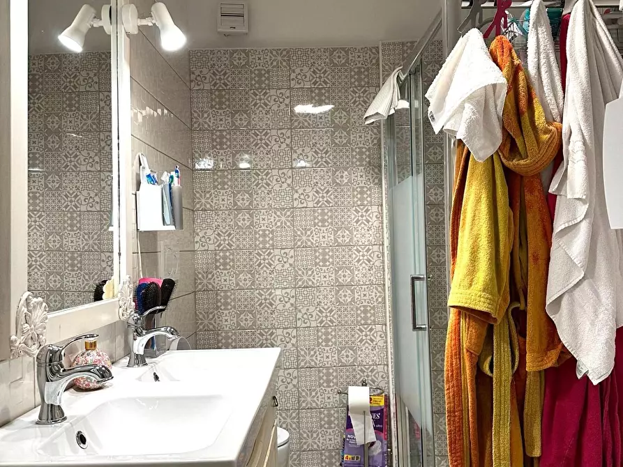 Immagine 13 di Appartamento in vendita  a Lucca