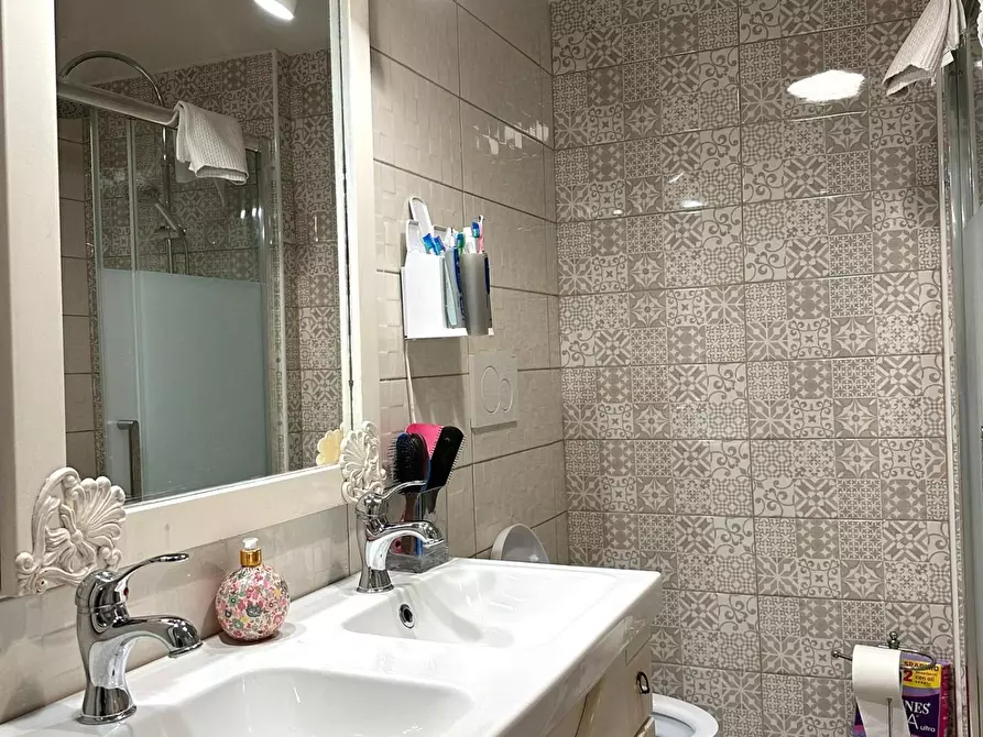 Immagine 14 di Appartamento in vendita  a Lucca