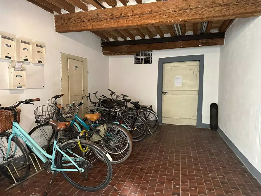 Immagine 21 di Appartamento in vendita  a Lucca