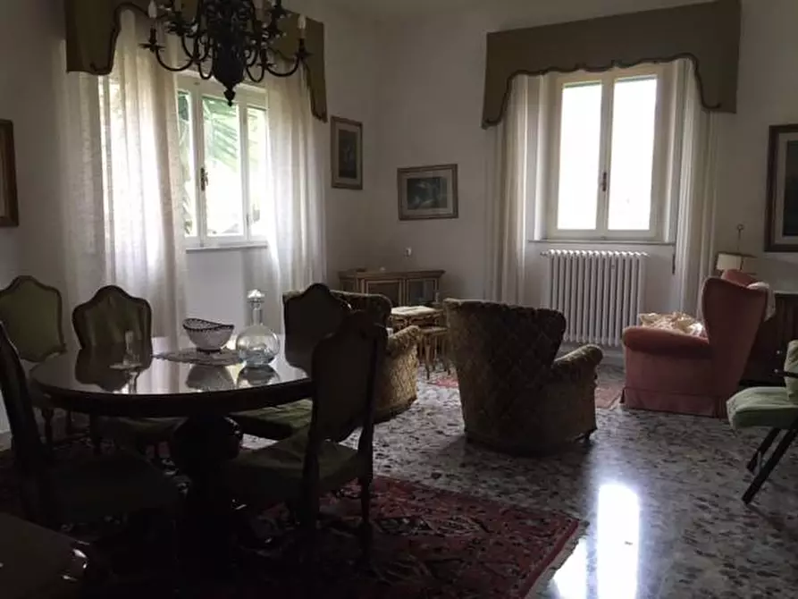 Immagine 1 di Villa in vendita  a Cascina