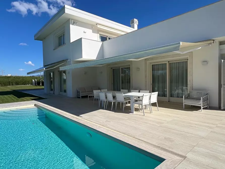 Immagine 5 di Villa in vendita  a Pietrasanta