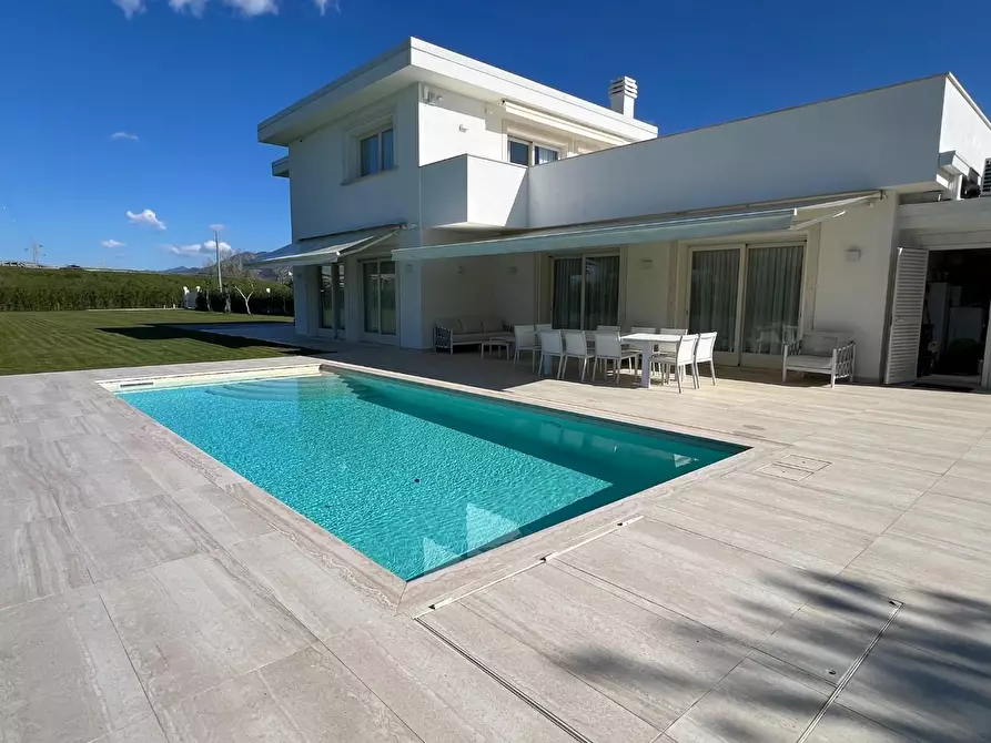 Immagine 4 di Villa in vendita  a Pietrasanta