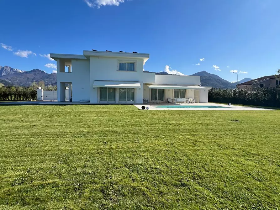 Immagine 2 di Villa in vendita  a Pietrasanta