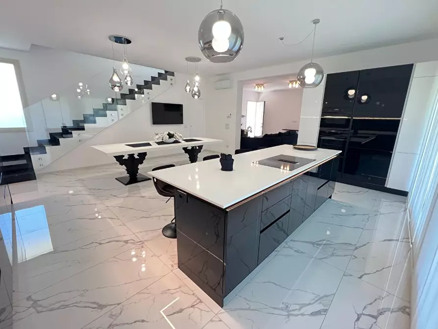 Immagine 21 di Villa in vendita  a Pietrasanta