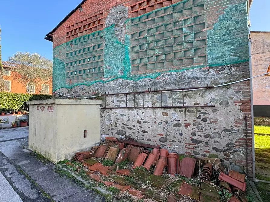 Immagine 14 di Deposito in vendita  a Capannori