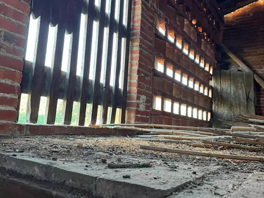 Immagine 3 di Deposito in vendita  a Capannori