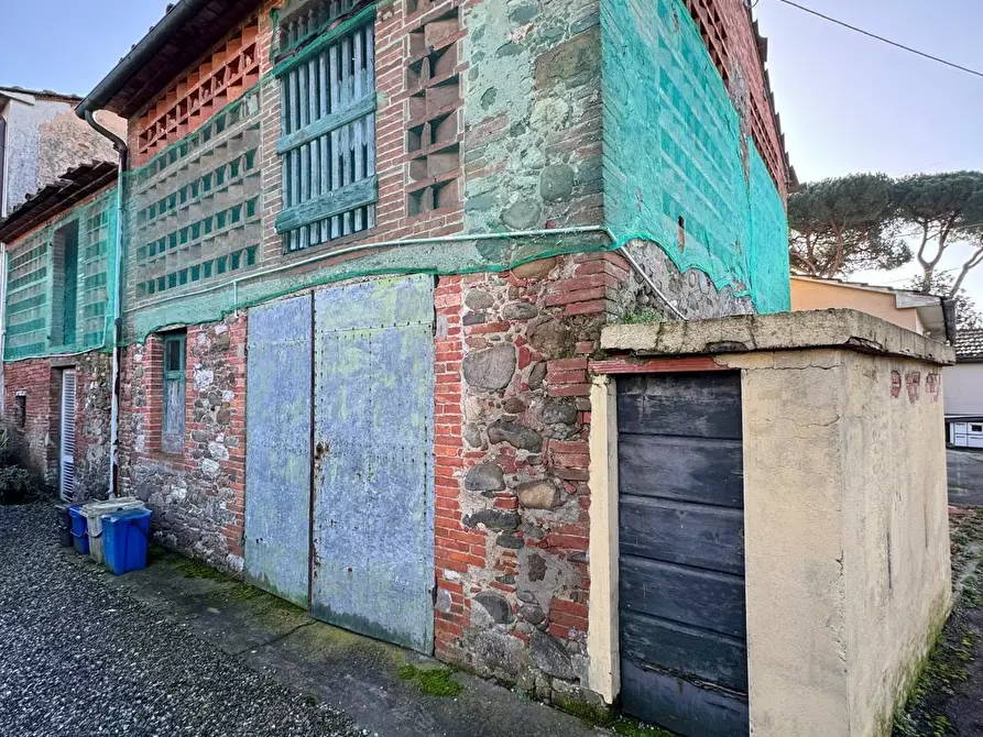 Immagine 13 di Deposito in vendita  a Capannori