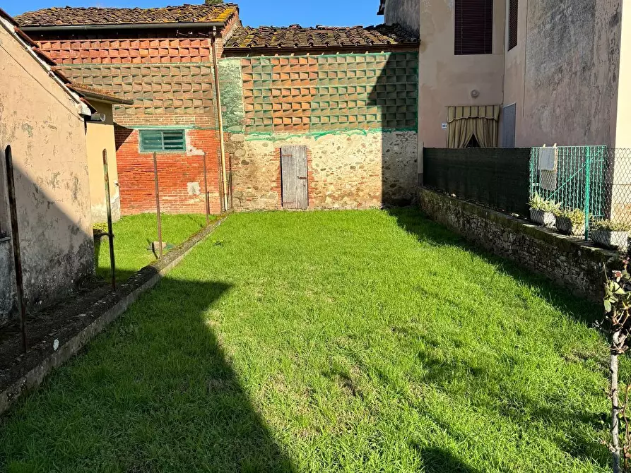 Immagine 1 di Deposito in vendita  a Capannori