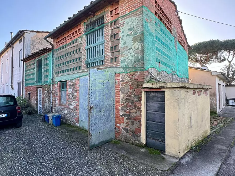 Immagine 11 di Deposito in vendita  a Capannori