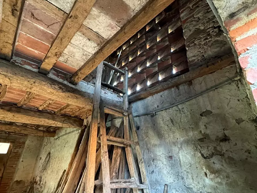 Immagine 8 di Deposito in vendita  a Capannori