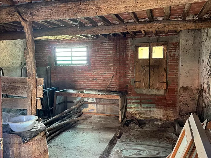 Immagine 5 di Deposito in vendita  a Capannori