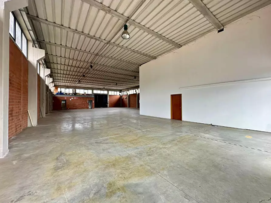 Immagine 9 di Attività artigianale in affitto  a Capannori