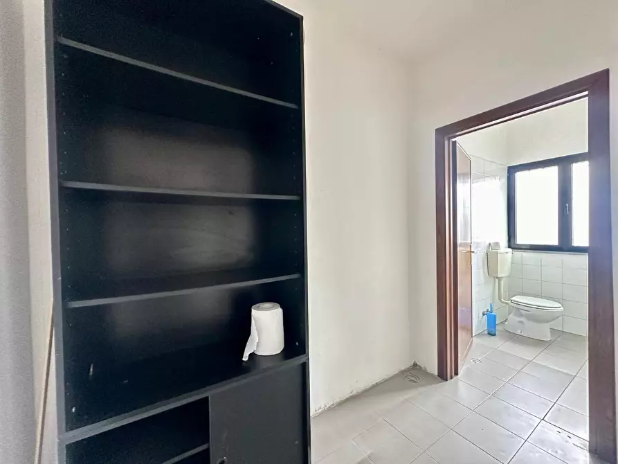 Immagine 20 di Attività artigianale in affitto  a Capannori