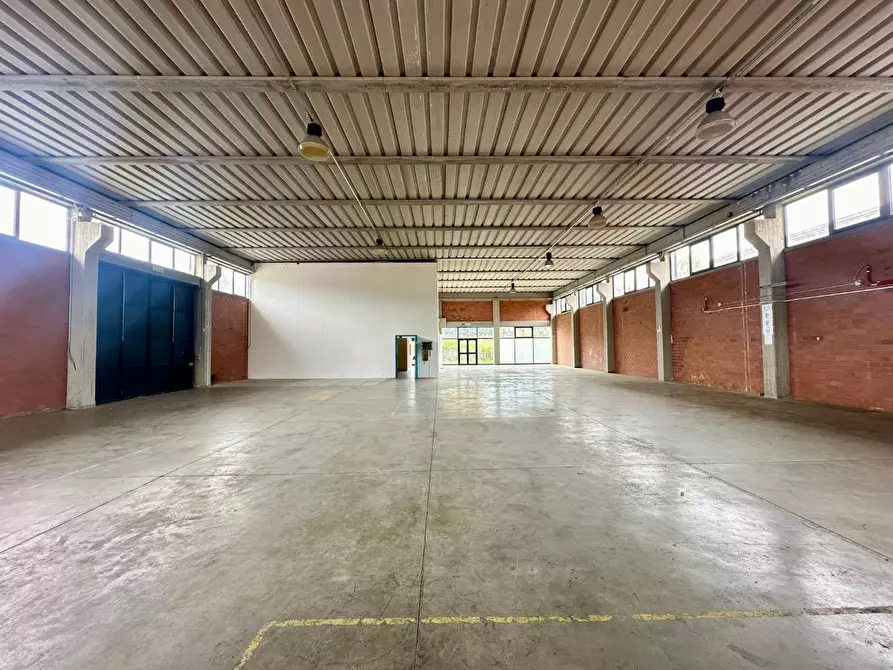 Immagine 6 di Attività artigianale in affitto  a Capannori