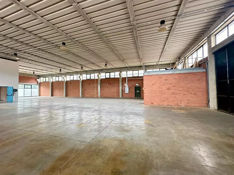 Immagine 5 di Attività artigianale in affitto  a Capannori