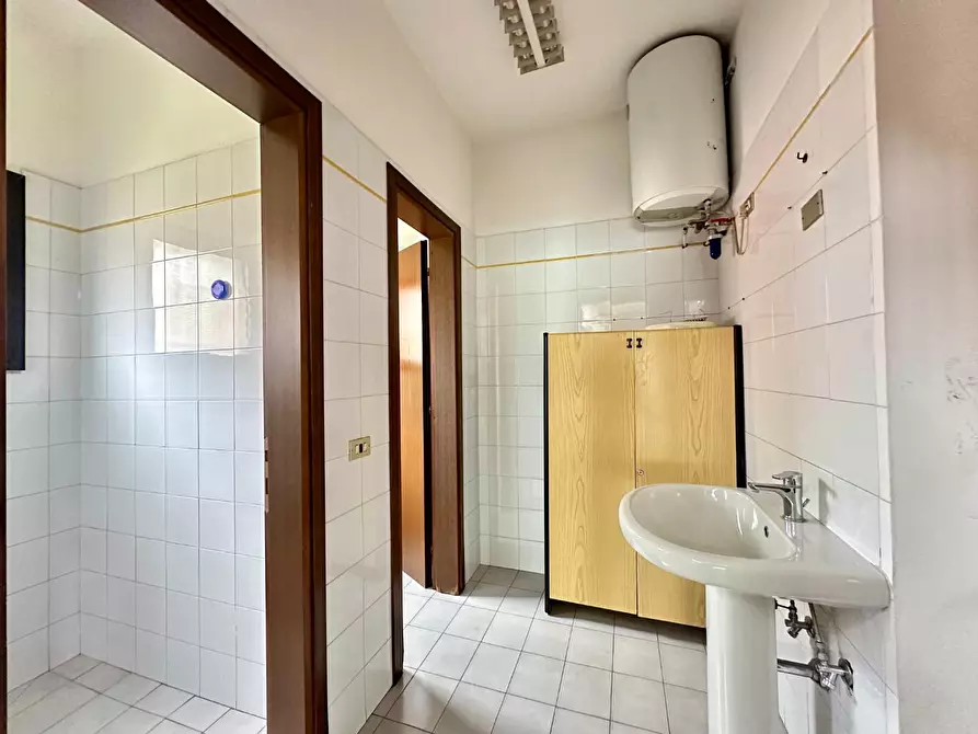 Immagine 18 di Attività artigianale in affitto  a Capannori