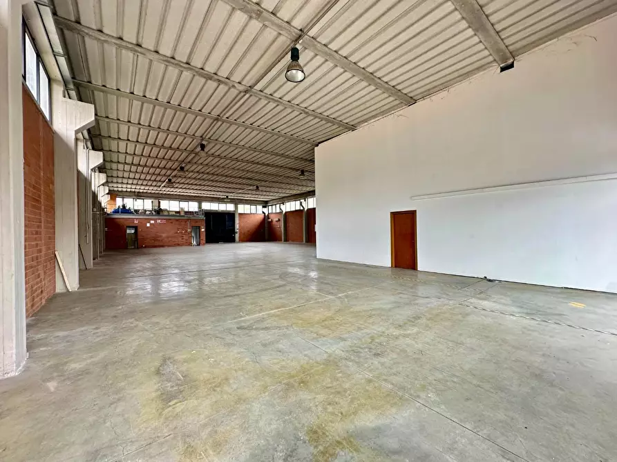 Immagine 8 di Attività artigianale in affitto  a Capannori