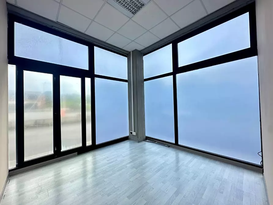 Immagine 14 di Attività artigianale in affitto  a Capannori