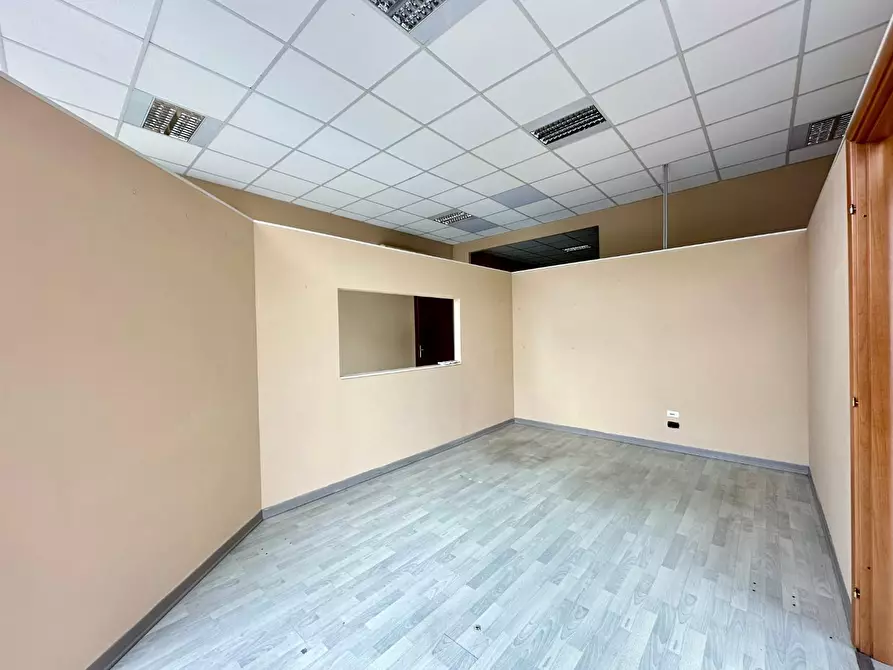 Immagine 15 di Attività artigianale in affitto  a Capannori