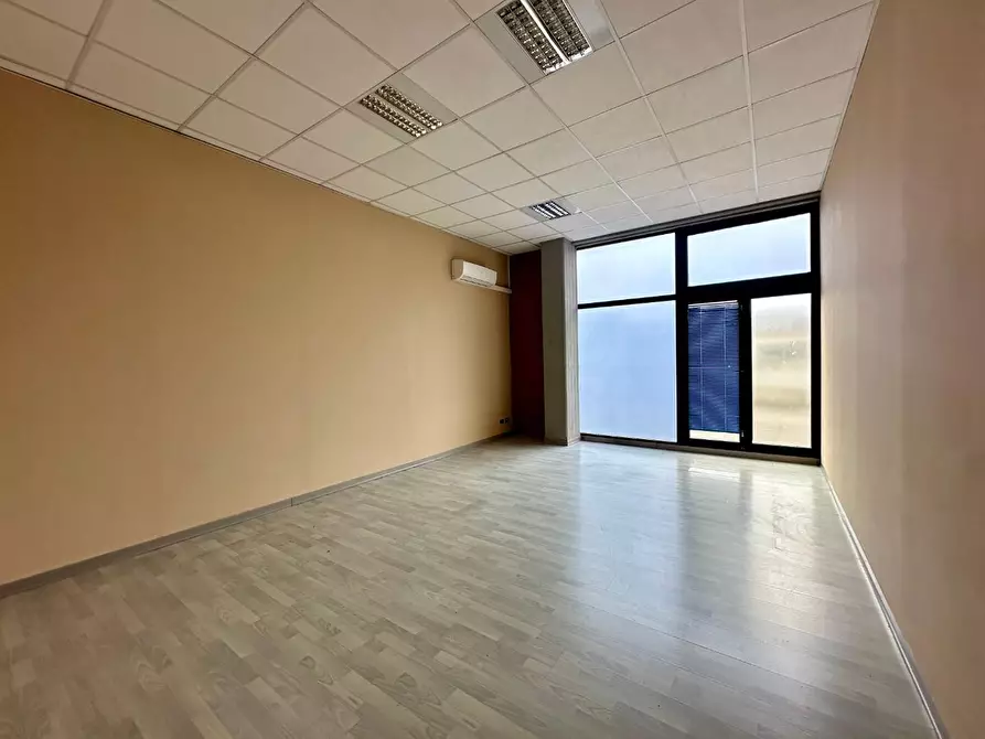 Immagine 11 di Attività artigianale in affitto  a Capannori