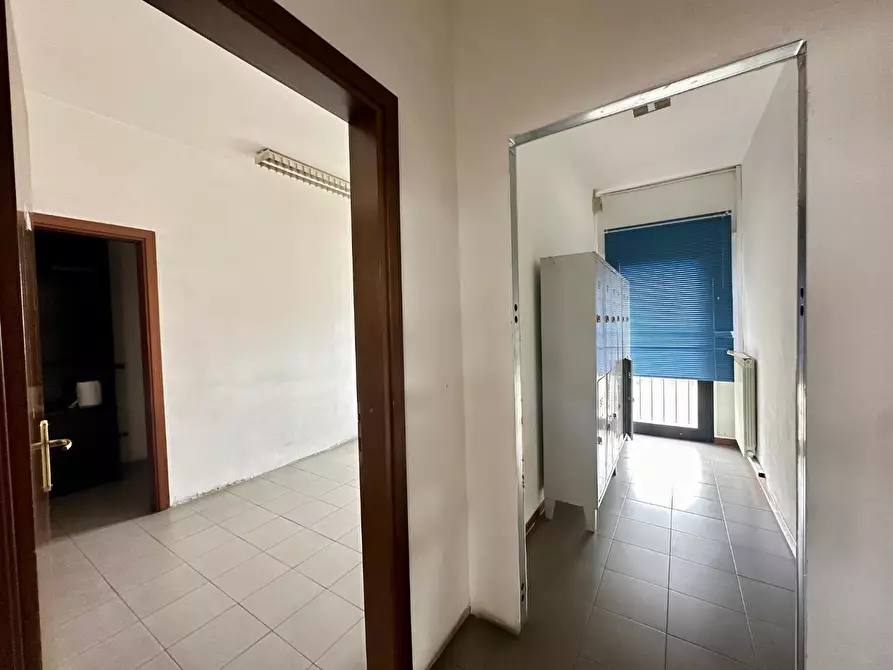 Immagine 17 di Attività artigianale in affitto  a Capannori