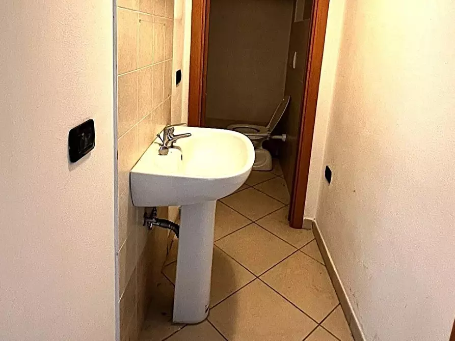 Immagine 4 di Ufficio in affitto  a Cascina