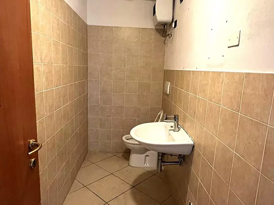 Immagine 5 di Ufficio in affitto  a Cascina