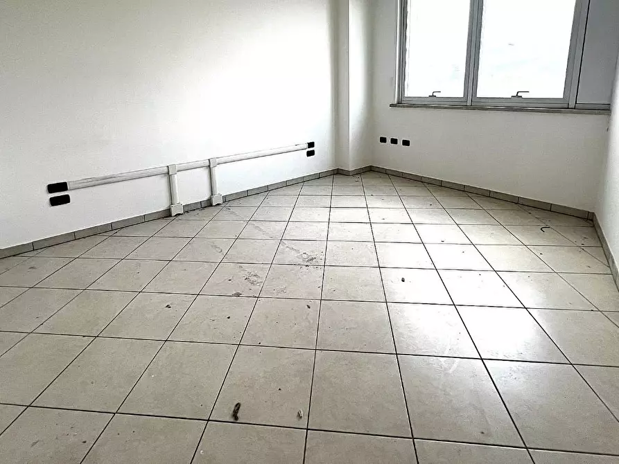 Immagine 6 di Ufficio in affitto  a Cascina
