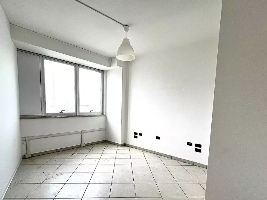 Immagine 2 di Ufficio in affitto  a Cascina