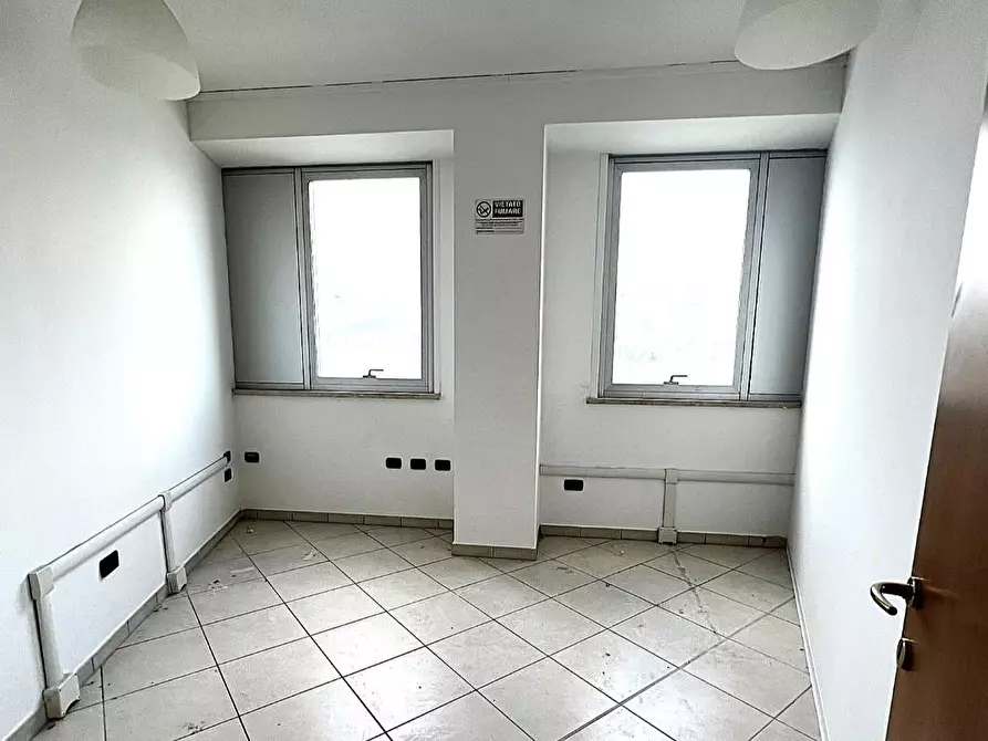 Immagine 3 di Ufficio in affitto  a Cascina