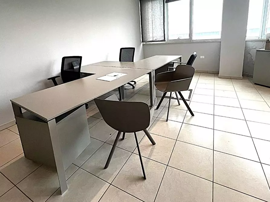 Immagine 2 di Ufficio in affitto  a Cascina