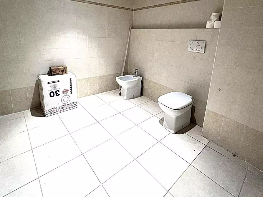 Immagine 11 di Ufficio in affitto  a Cascina