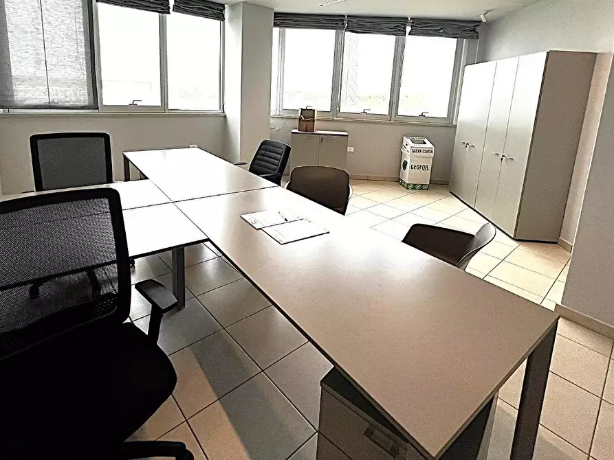 Immagine 4 di Ufficio in affitto  a Cascina