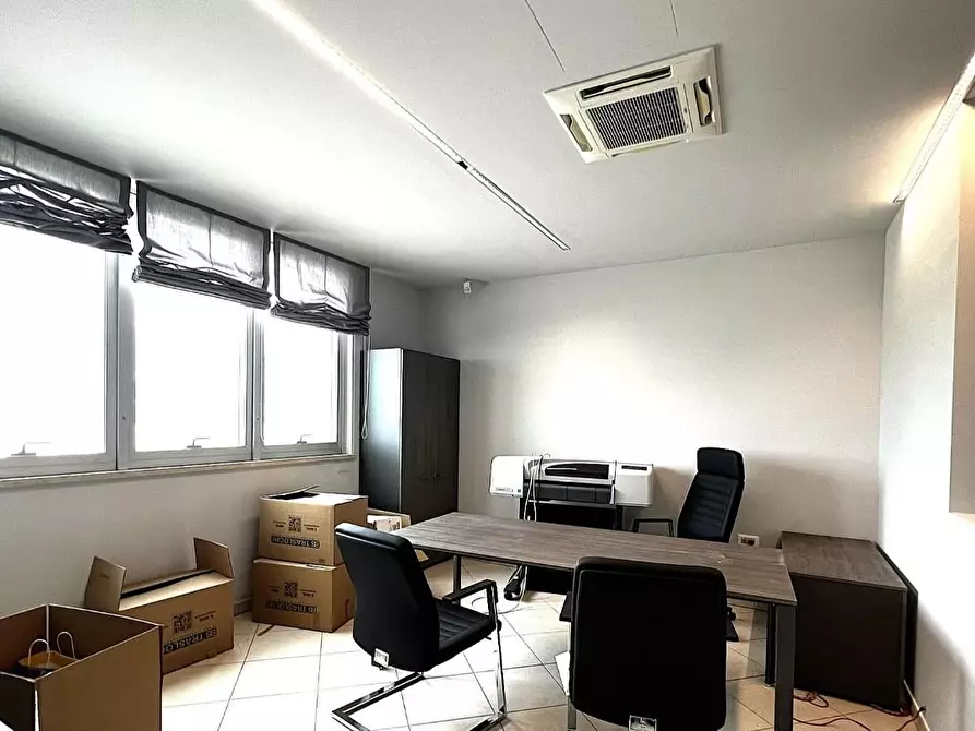 Immagine 5 di Ufficio in affitto  a Cascina