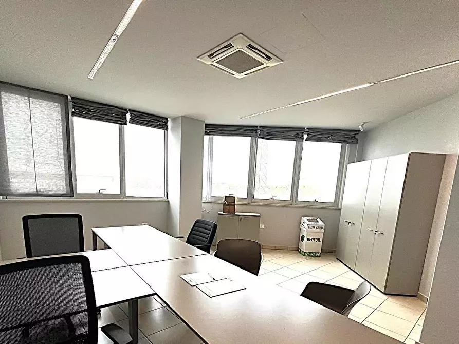 Immagine 1 di Ufficio in affitto  a Cascina