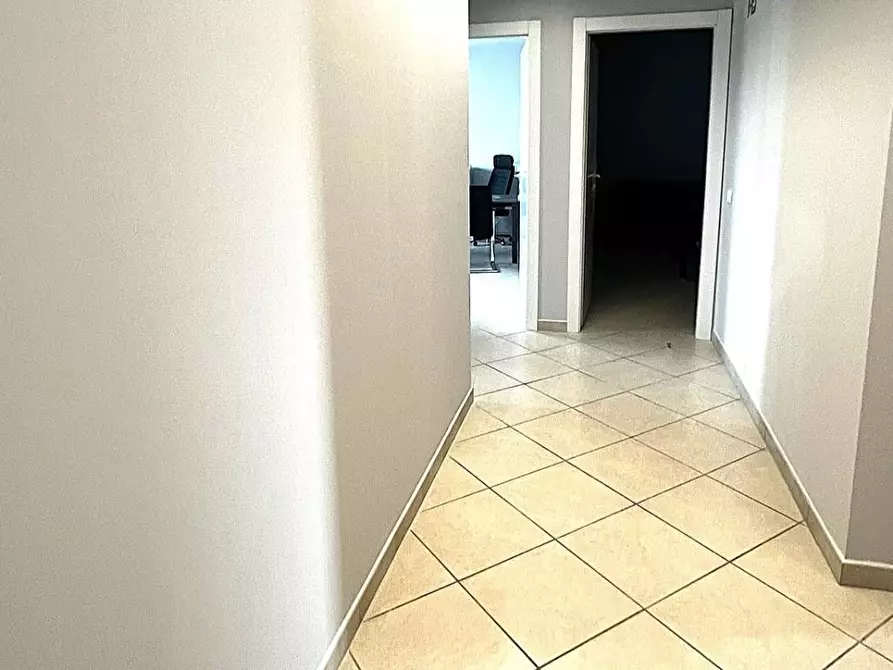 Immagine 9 di Ufficio in affitto  a Cascina