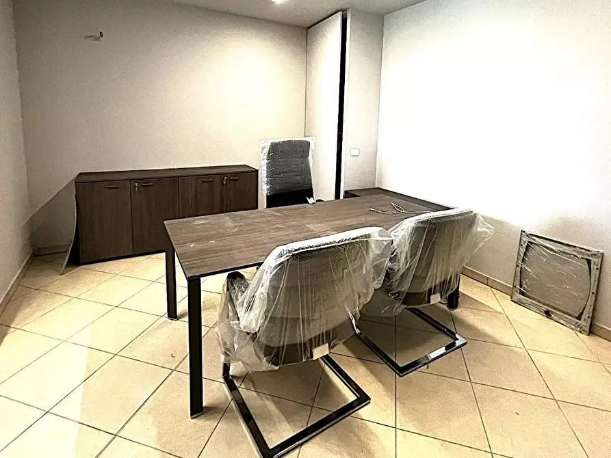 Immagine 6 di Ufficio in affitto  a Cascina