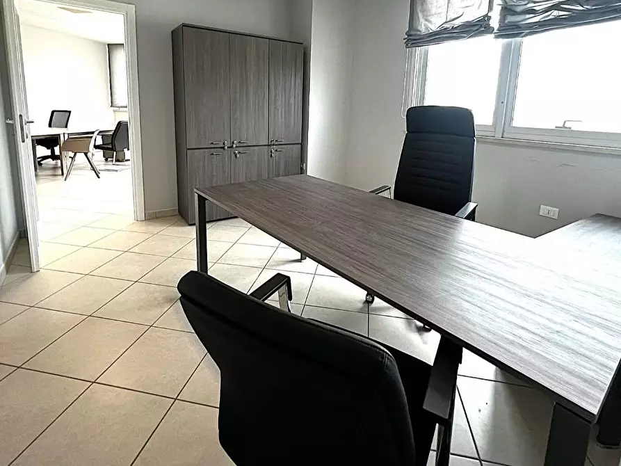Immagine 3 di Ufficio in affitto  a Cascina