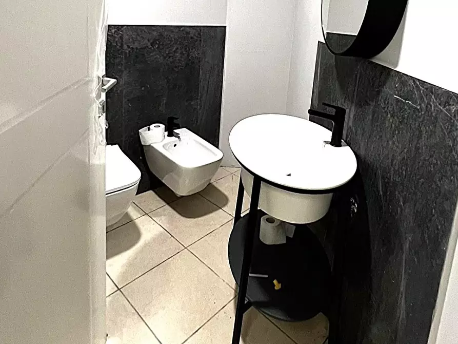 Immagine 7 di Ufficio in affitto  a Cascina