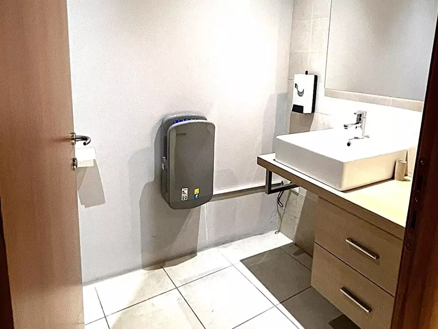 Immagine 10 di Ufficio in affitto  a Cascina